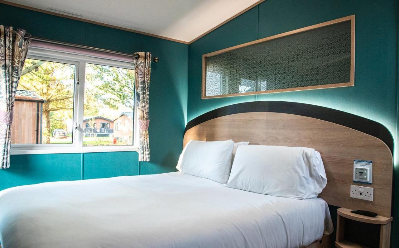 Whitecliff Bay Holiday Park Бембридж Экстерьер фото